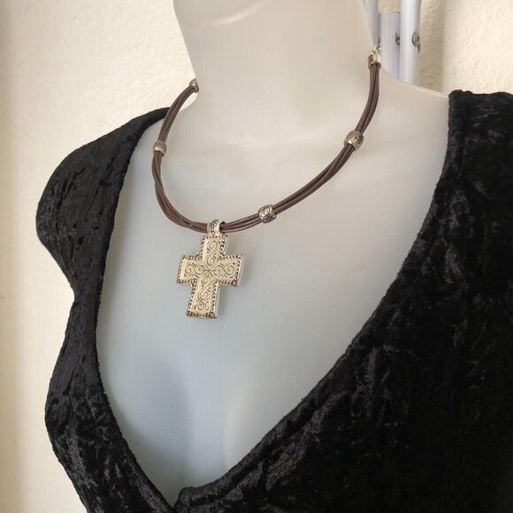 2000s y2k grunge whimsygoth engrave silver cross pendant necklace choker leather - Picture 3 of 4